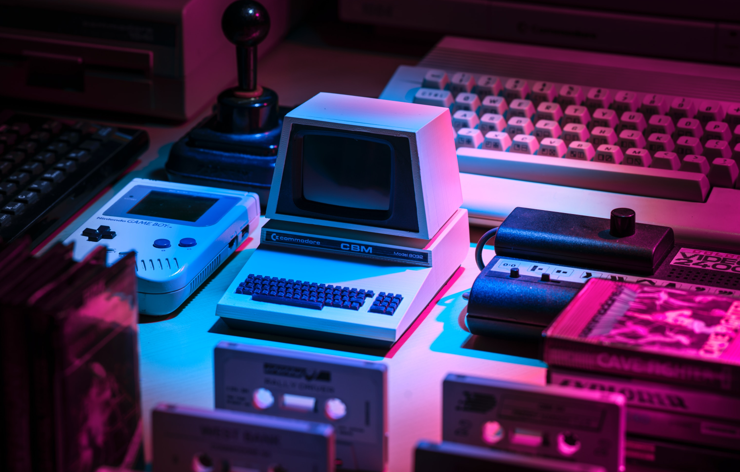 Bild mit einem Atari, Joystick und einer Tastatur