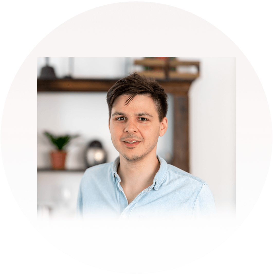 Johannes Ruisinger posing in front of a shelf