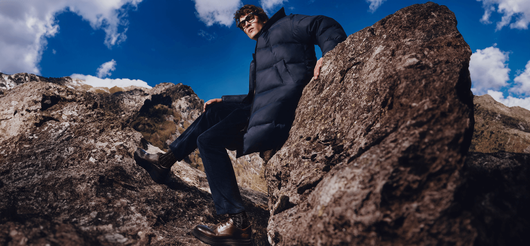 Mann mit Jacke und Cord-Hose auf einem Berg, für die Marc O'Polo Success Story