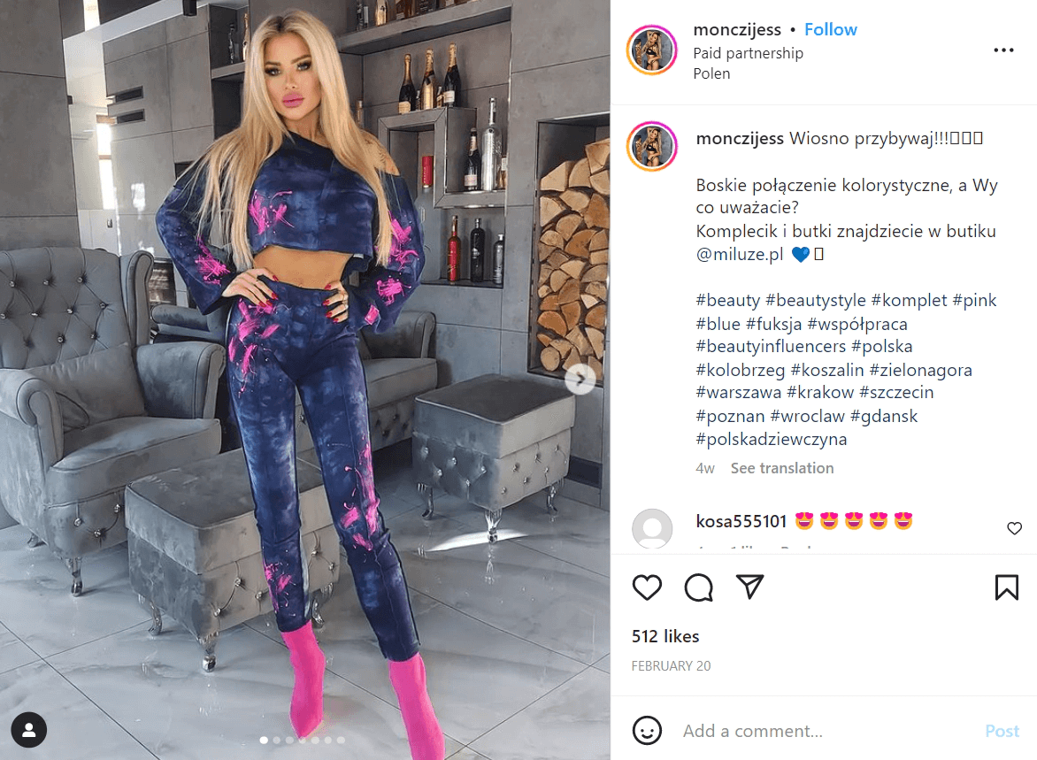 Ein Instagram-Beitrag von einer blonden, jungen Frau in schickem Outfit, die in einem Designer-Wohnzimmer steht
